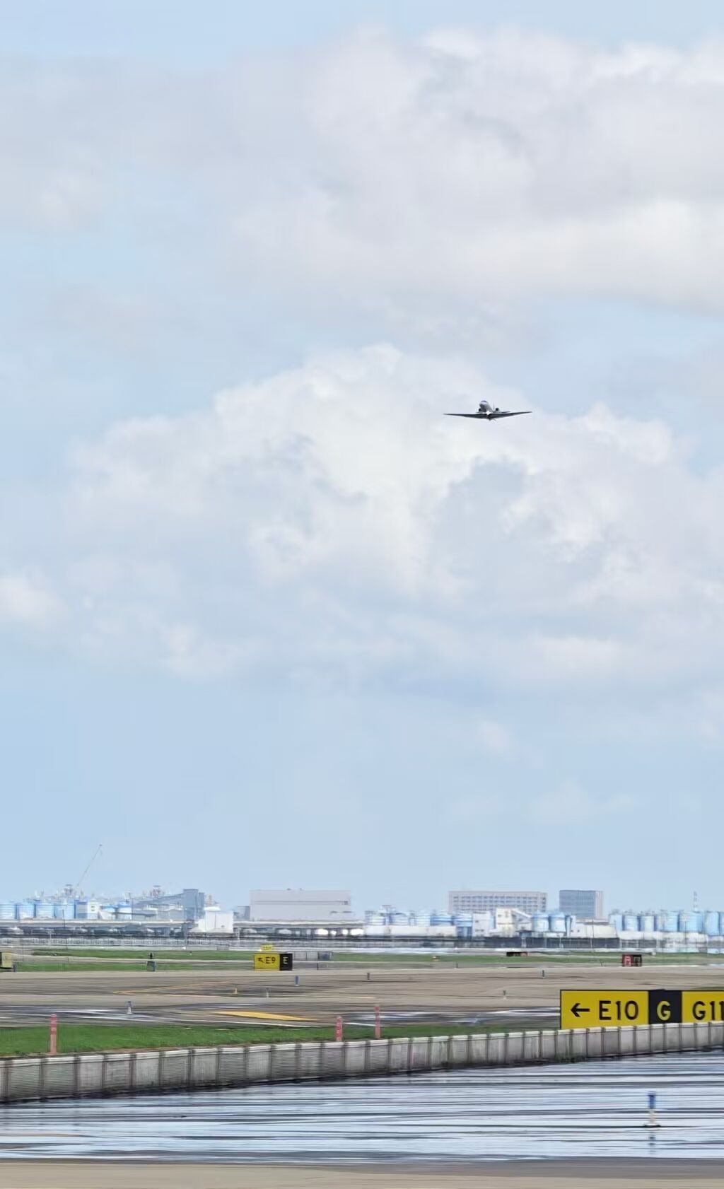 深圳机场三跑道空管设备投产飞行校验圆满完成！