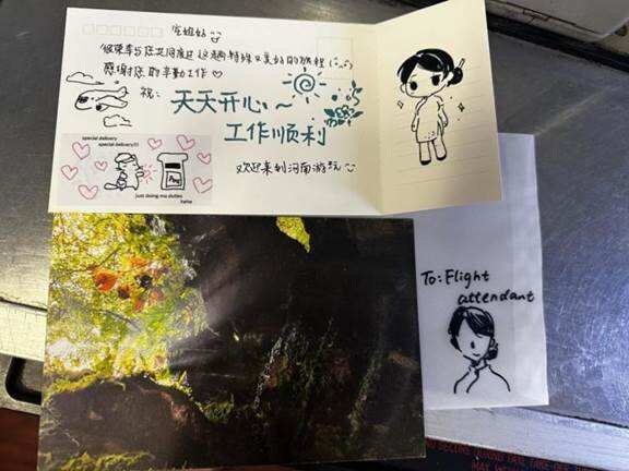天津航空乘務員真情服務首乘旅客 收獲手繪感謝畫