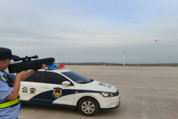 锡林浩特机场开展无人机扰航应急处置演练