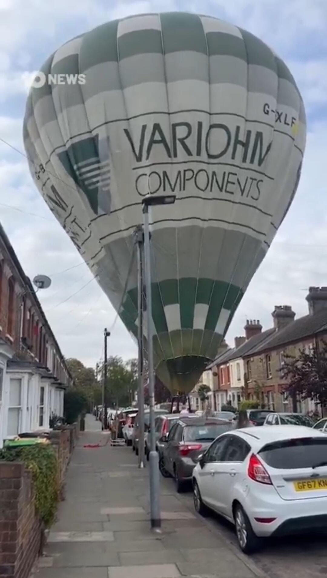 热气球误降英国小镇街道