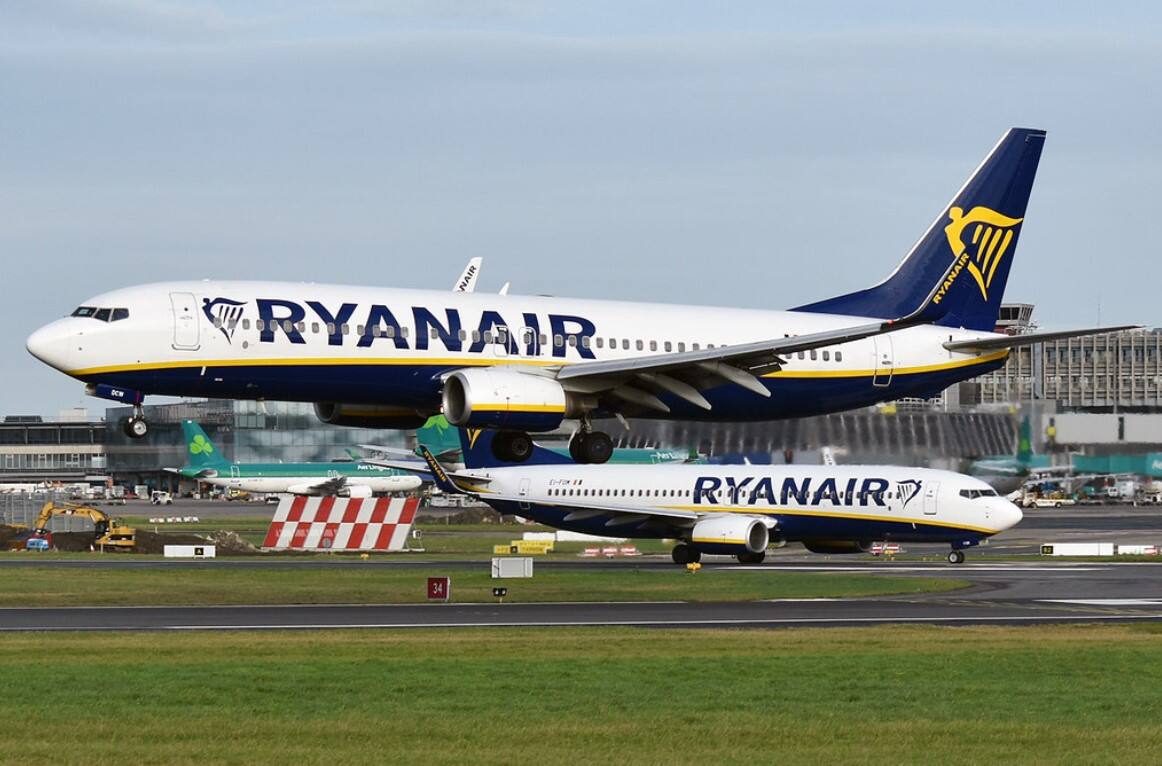 惊险!瑞安航空一乘客试图打开舱门