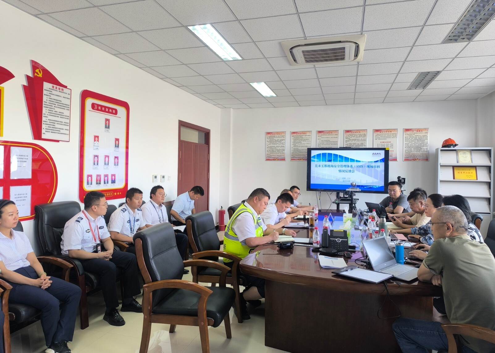 新疆机场集团且末玉都机场迎接中国民用机场协会安全管理体系（SMS）审核