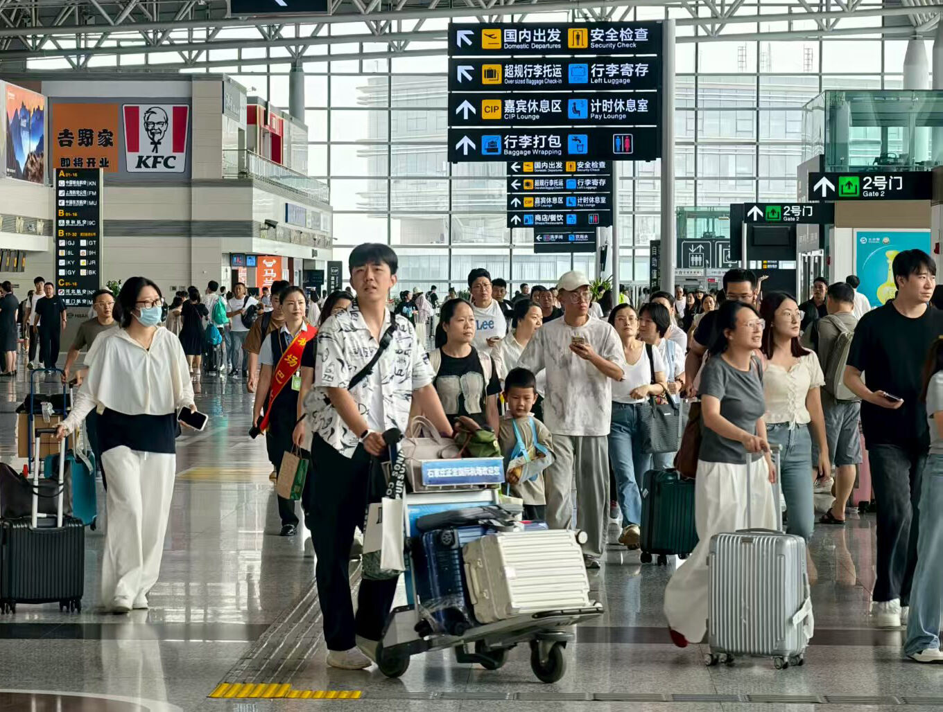 免费高校直通车 机场巴士五折优惠 石家庄正定国际机场助力学子返校