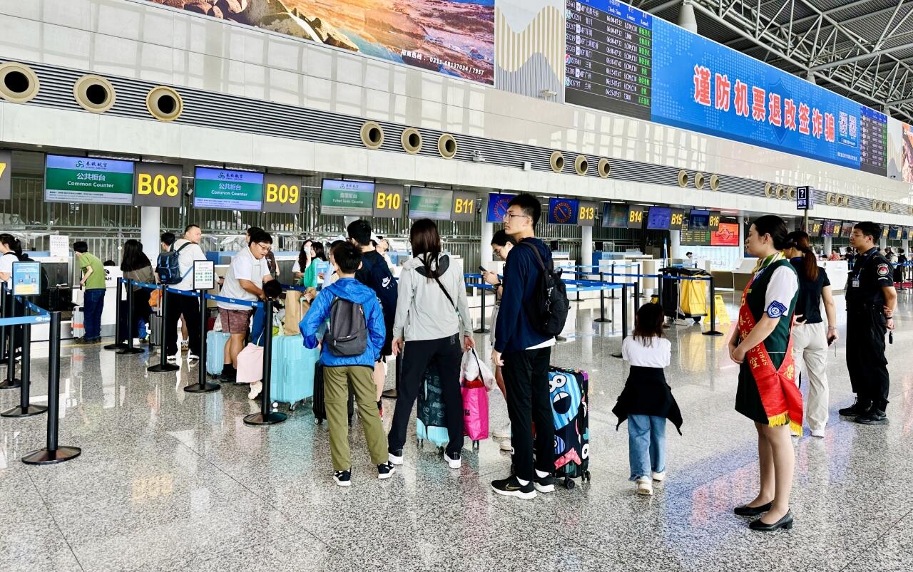 春秋航空河北分公司暖心护航澳门青年交流之旅