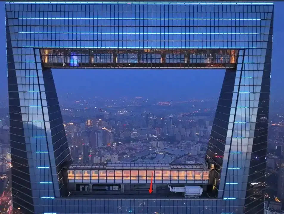 2架无人机在上海环球金融中心对撞 大厦平台被砸