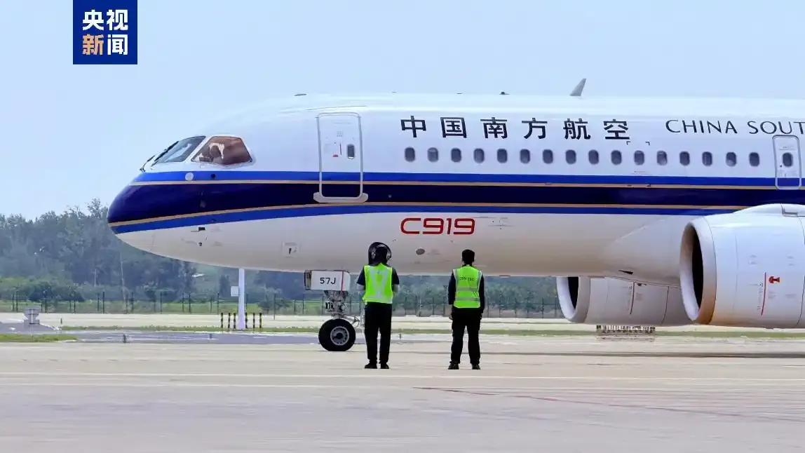 国产大飞机C919入列南航一周年 旅客运输量超46万人次