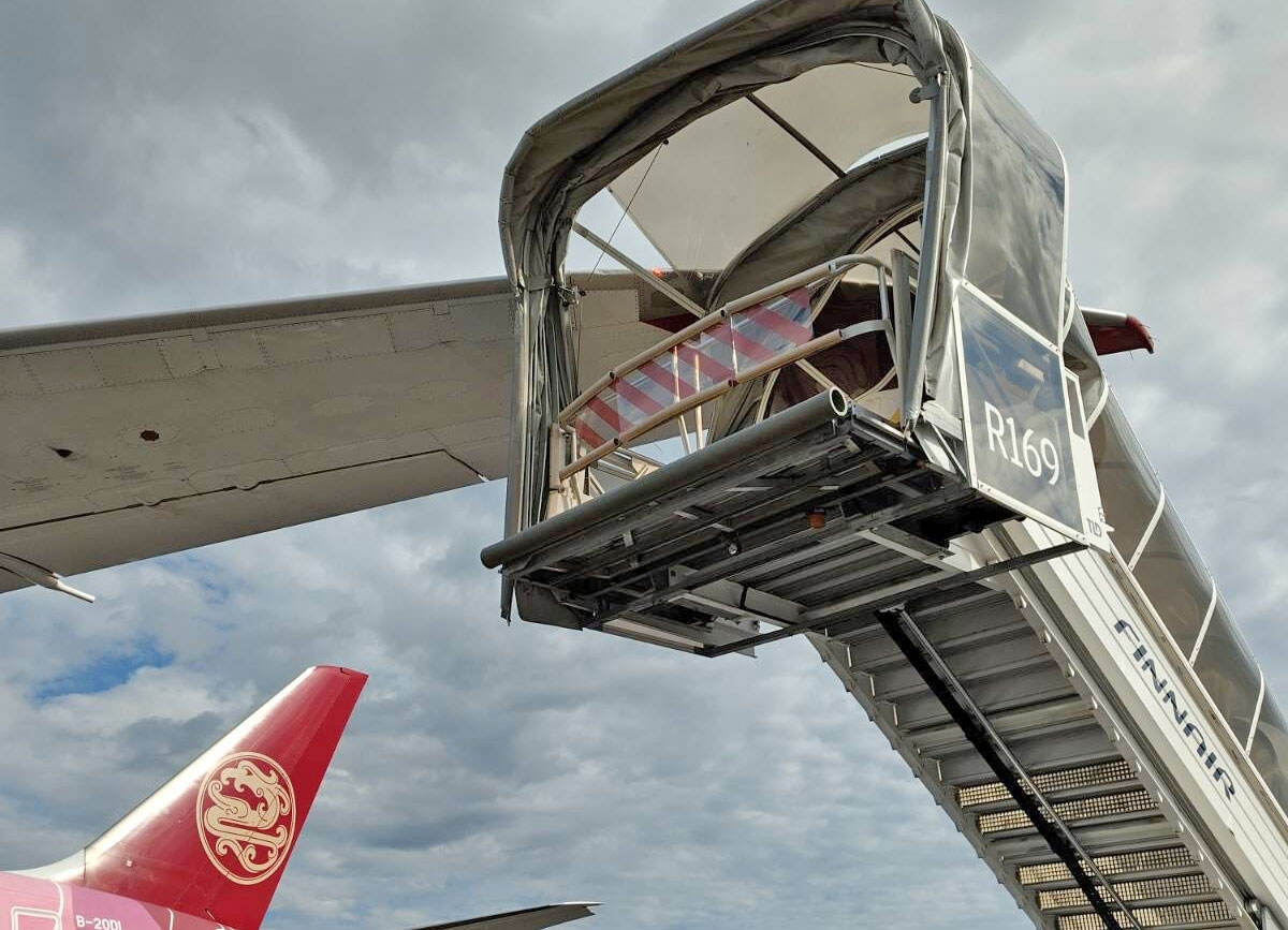 吉祥航空一客机撞上登机梯车