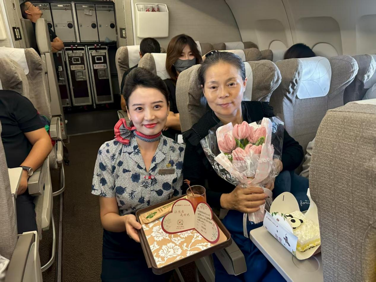 当七夕遇上生日 东航四川分公司客舱部航班送祝福