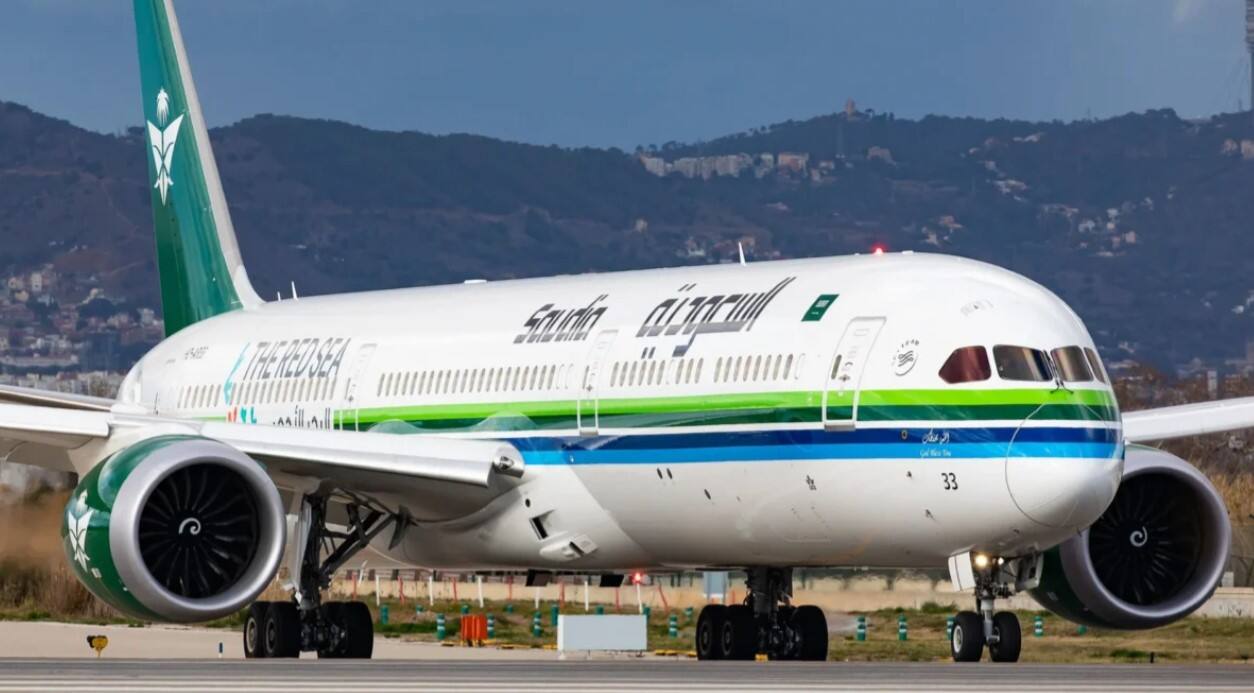 沙特航空一乘客欲打开舱门