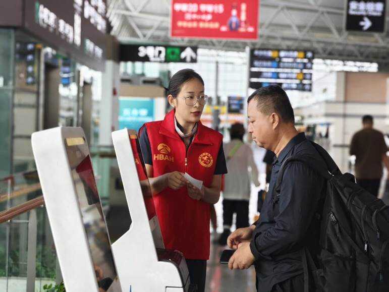 “青”情相伴 让旅途安心又暖心 河北机场集团暑运志愿服务圆满收官