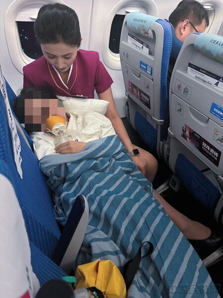 孕期旅客万米高空突发不适 南航乘务组专业守护化险为夷