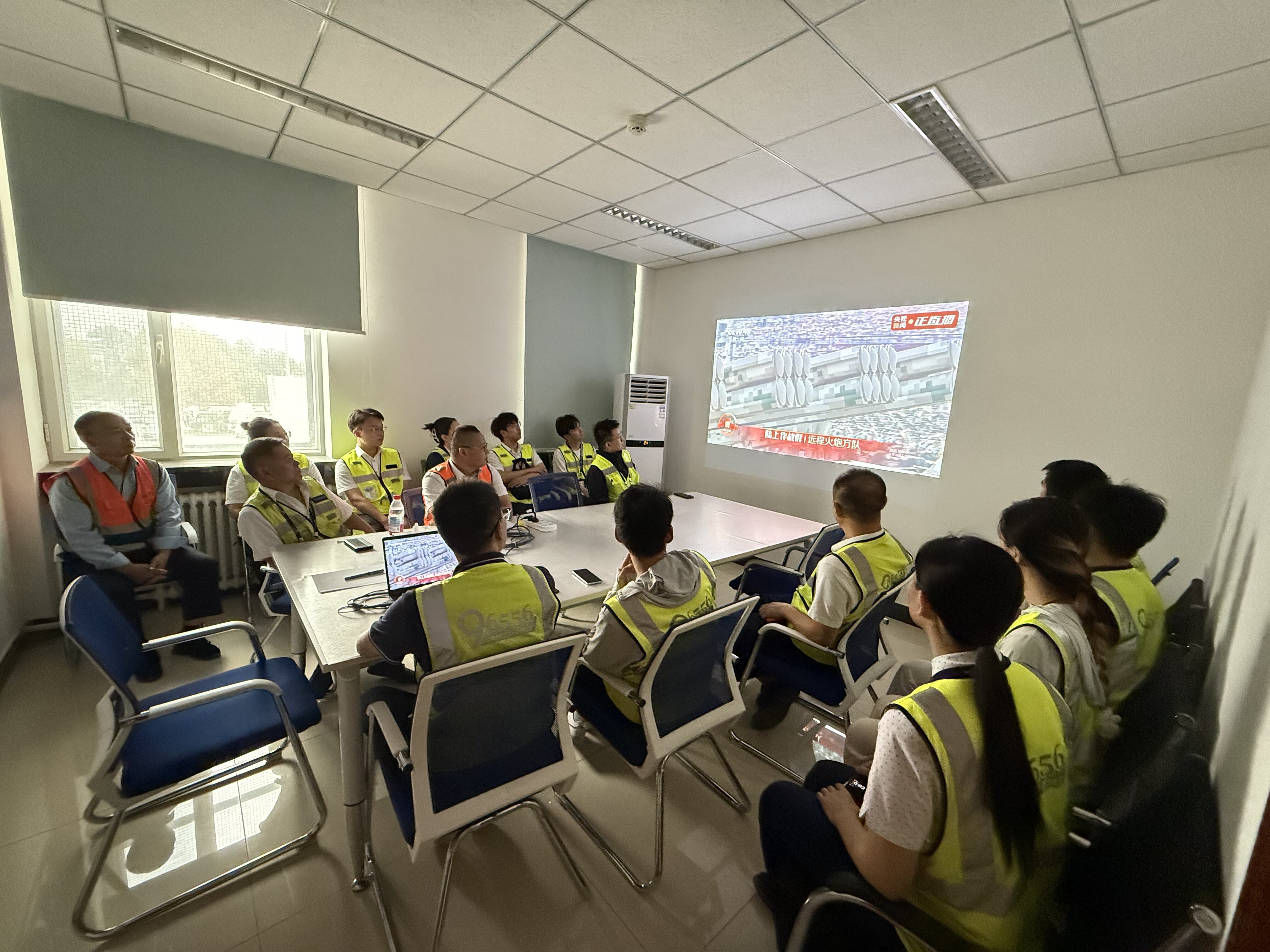 和田昆冈机场组织观看“九三”阅兵盛典 爱国情怀在岗位上激荡