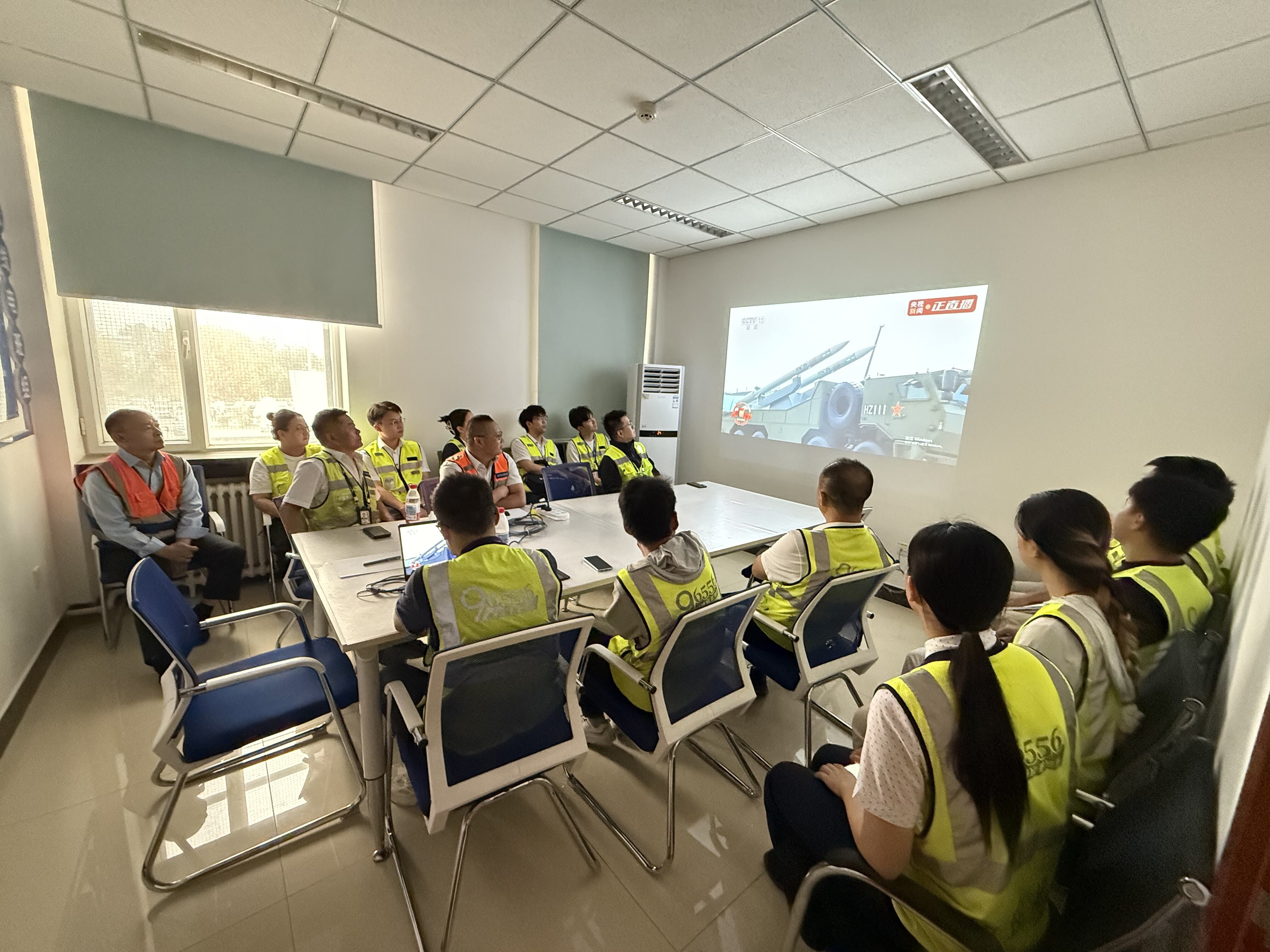 新疆机场集团和田机场运管委组织集中观看抗战胜利纪念日阅兵仪式——弘扬爱国情怀 凝聚奋进力量