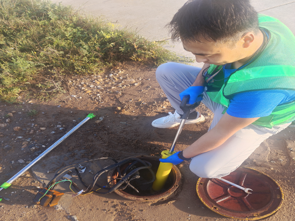 锡林浩特机场开展助航灯光隔离变压灯箱清水工作