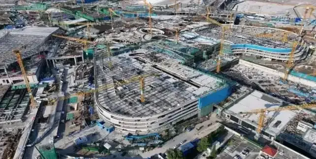 济南机场二期改扩建综合交通中心主体结构封顶
