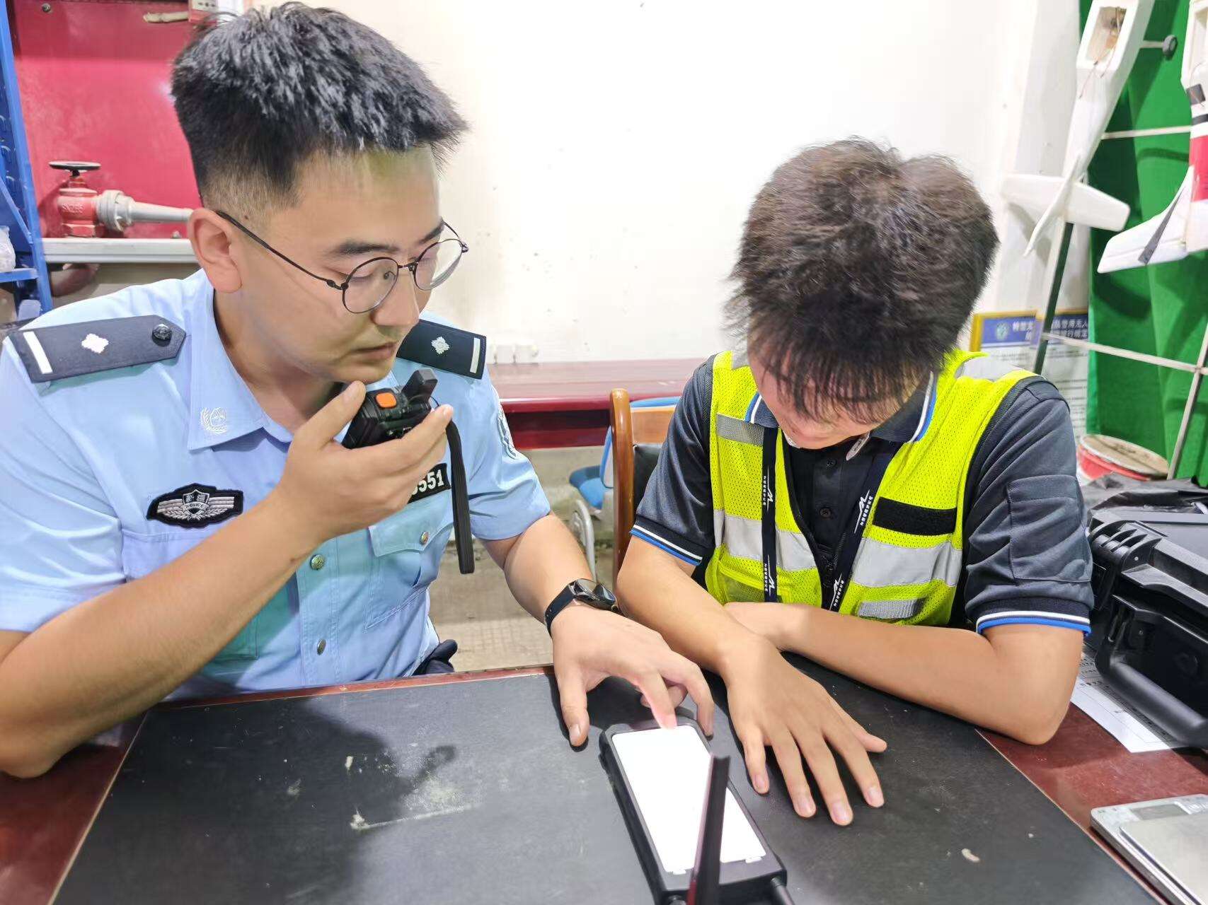 新疆机场集团和田机场联合机场公安开展无人机防控演练