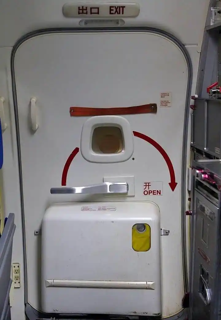 乘客误开飞机应急舱门致航班取消,被判赔7万