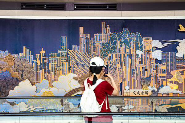 重庆江北机场上新指廊长卷壁画