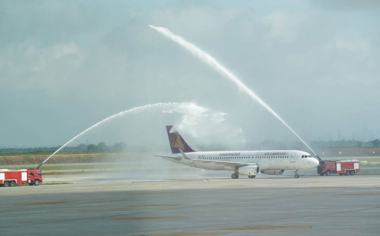 中企参与建设的柬埔寨德崇国际机场正式通航