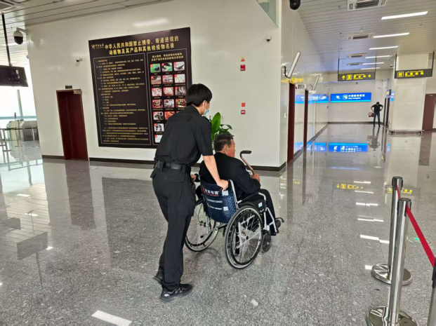 新疆机场集团伊犁伊宁国际机场国际航线温情守护老年旅客出行