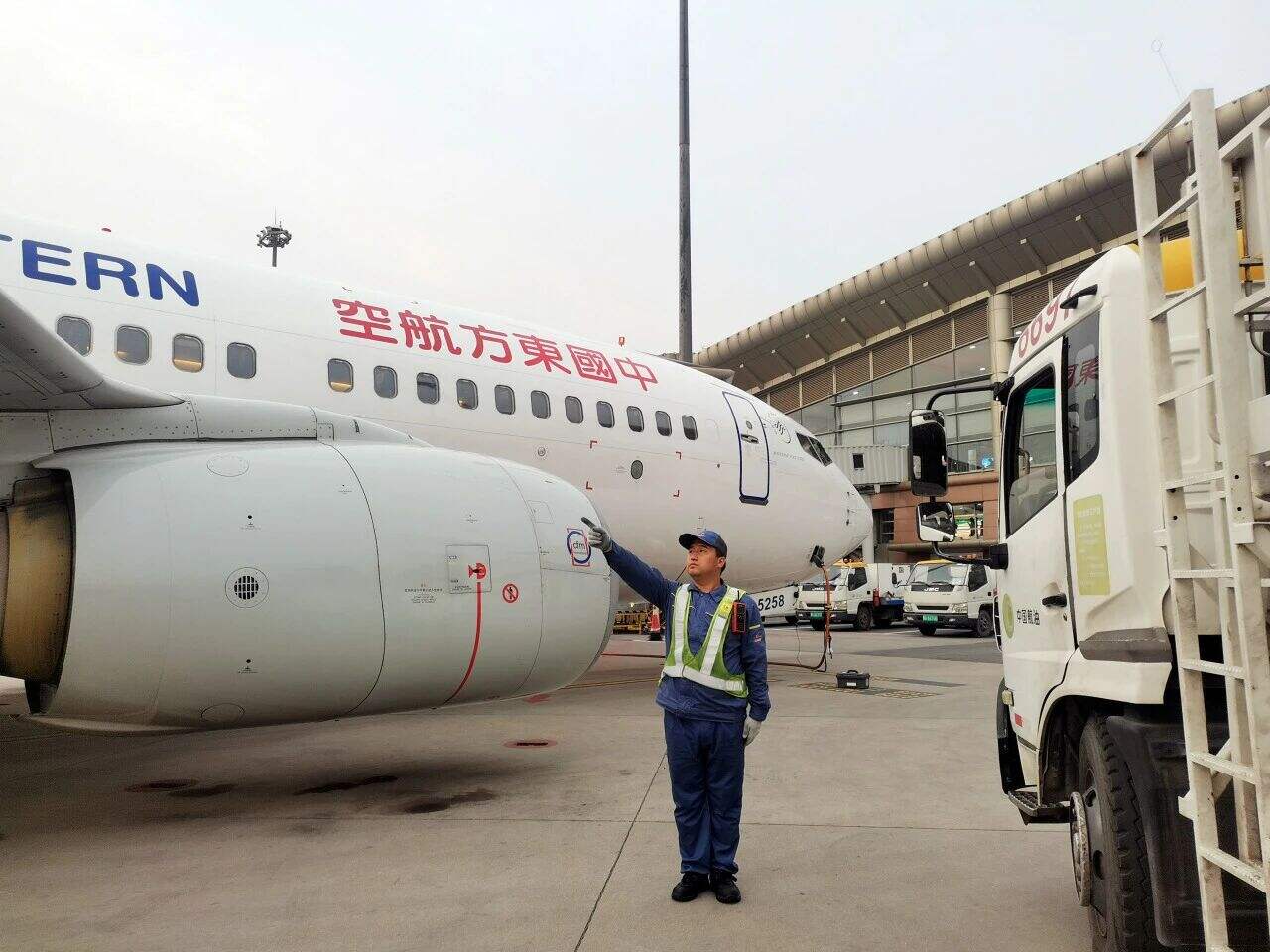 中国航油山西分公司圆满护航2025年重大活动 以“五最”标准筑牢安全供油防线