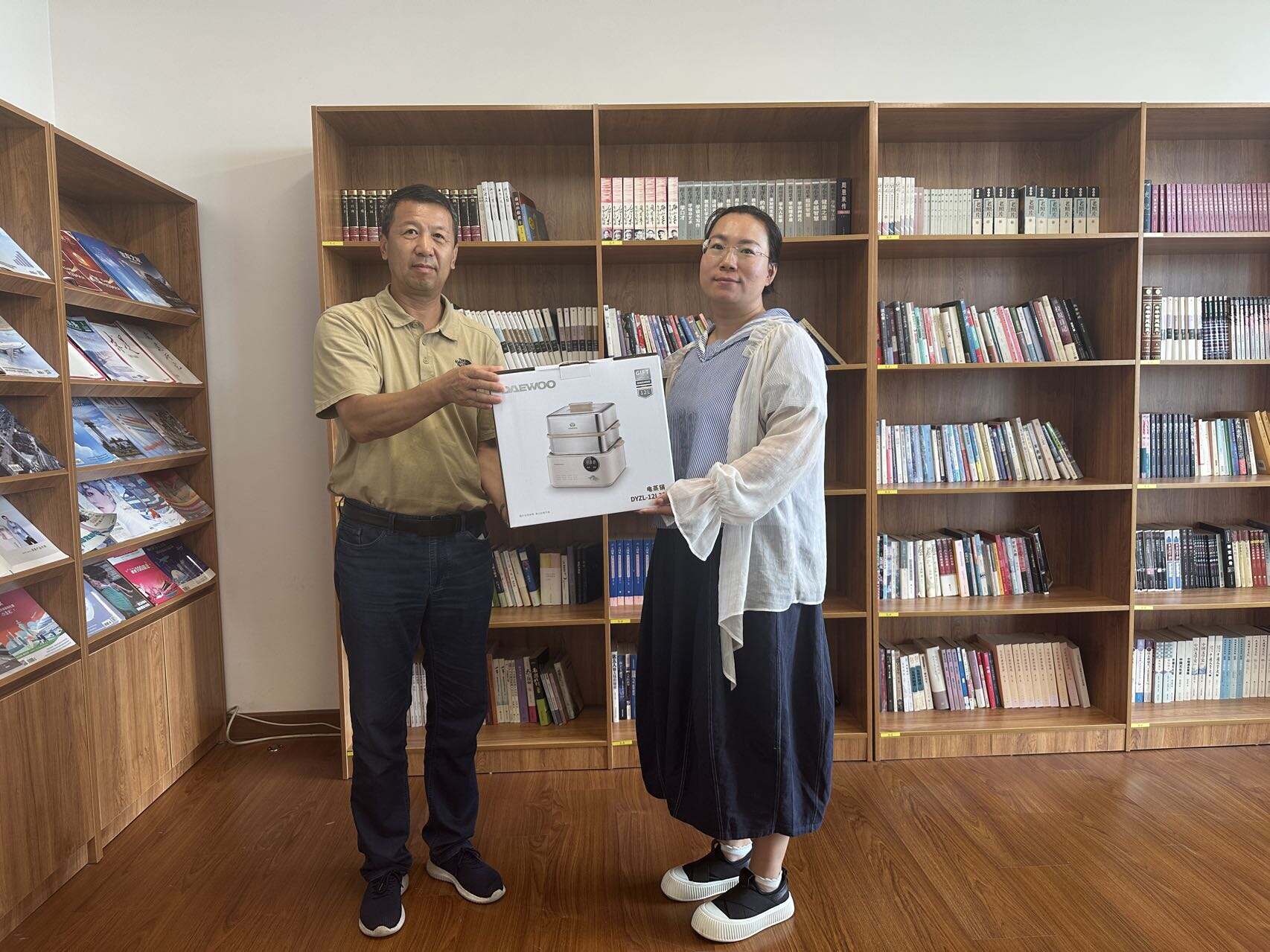 内蒙古空管分局工会慰问新机场校飞保障工作人员