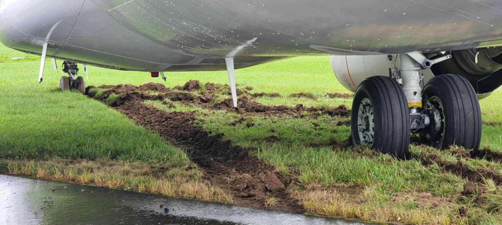 安特航空一客机冲出跑道,机场临时关闭