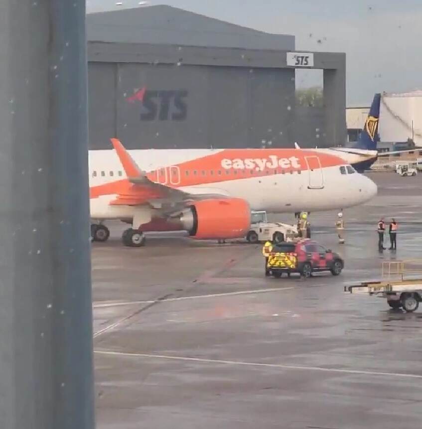 曼彻斯特机场一架客机与牵引车相撞