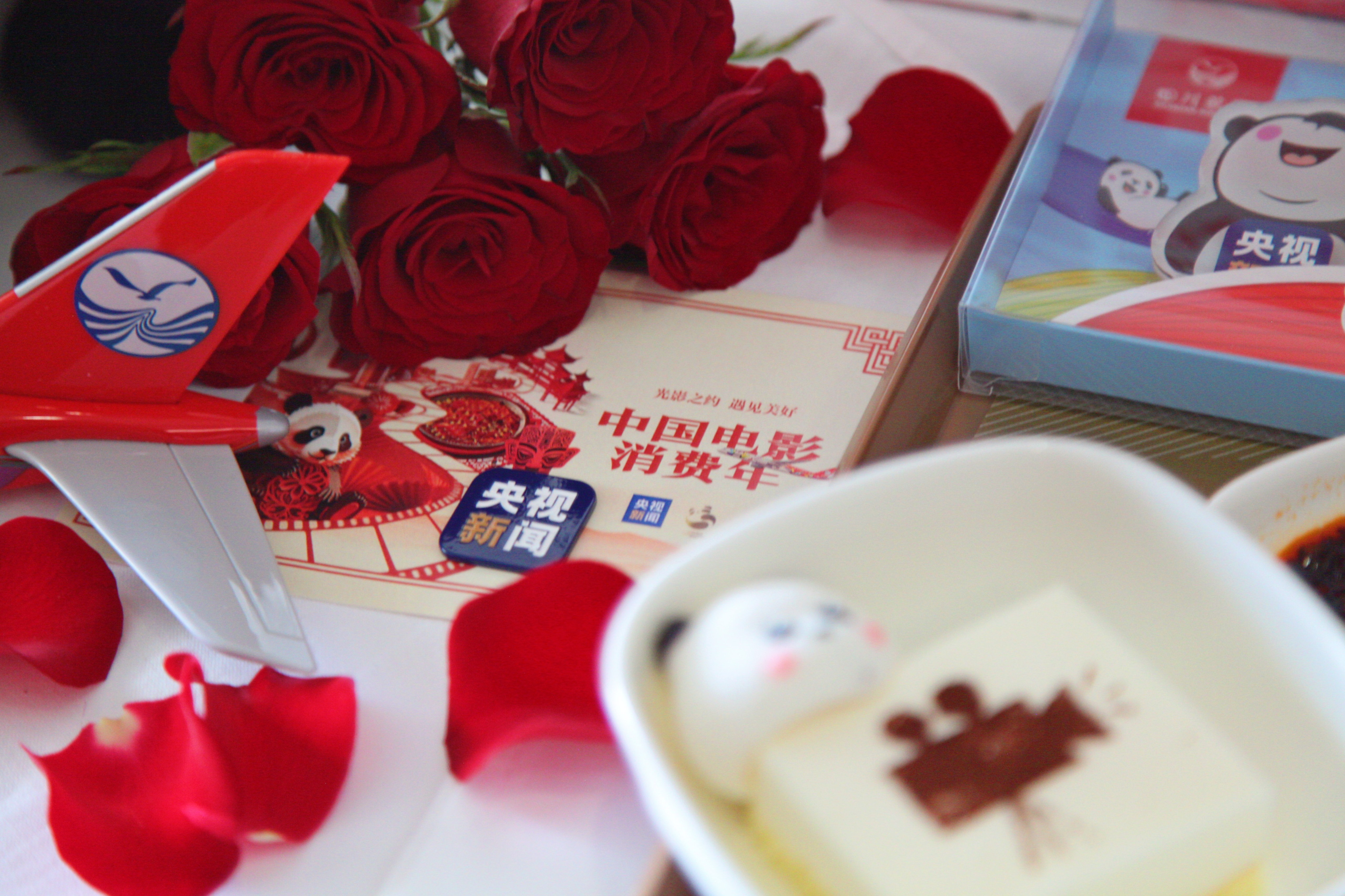 四川航空打造“金熊猫云影号”等空中观影主题航班