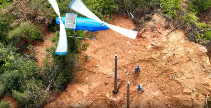 犇腾600重载无人机首次实现10千伏电杆空中运输及精准就位安装