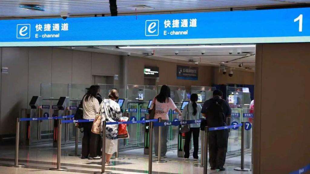 哈尔滨空港口岸迎来俄罗斯首批免签入境旅客