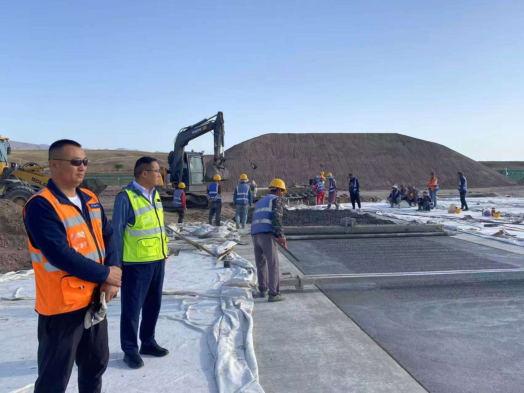 新疆机场集团昭苏天马机场改扩建工程平行滑行道主体结构施工全面告竣