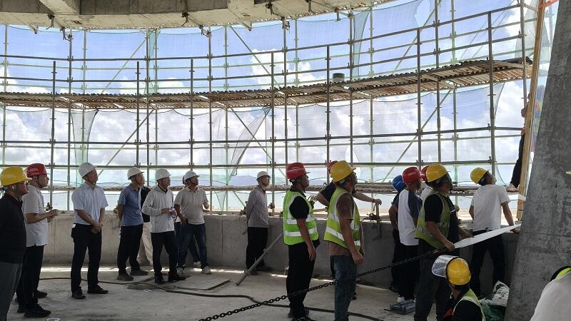 厦门空管站站长李智深入厦门新机场空管工程现场督导塔台玻璃吊装及作业区隐患排查