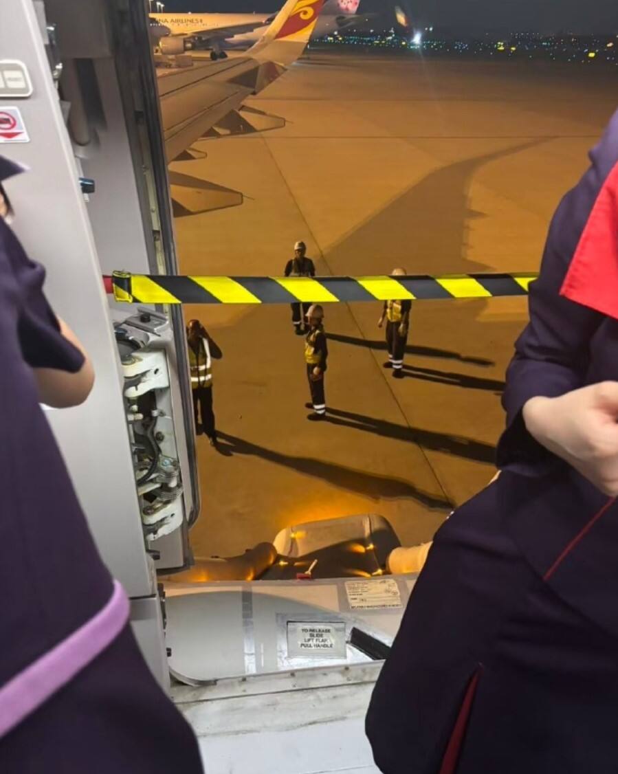 香港一客机降落大阪乘客误开应急门