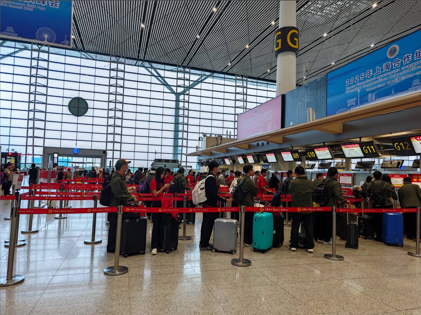 天津航空护航145名天津高校师生赴新疆和田支教