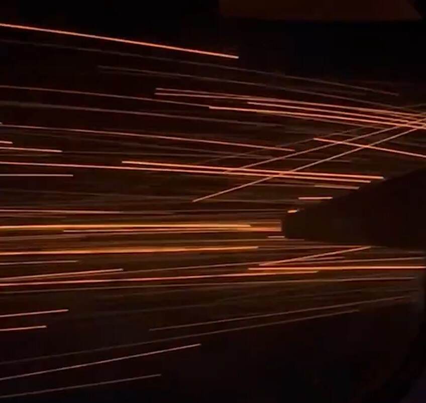 火花四射 达美航空一客机紧急返航