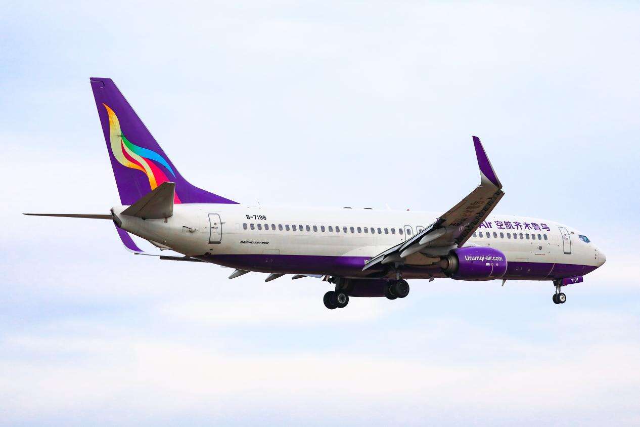 乌鲁木齐航空全力以“护”做好双节期间安全运行与服务保障工作