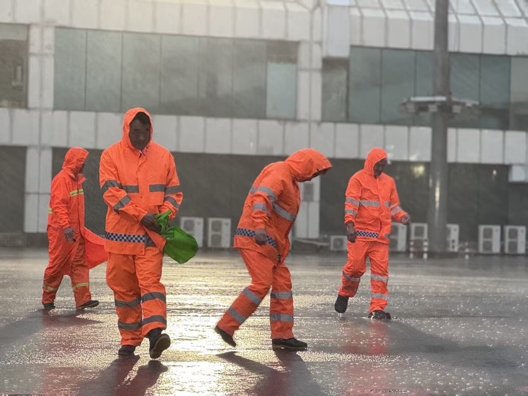 公司领导带队守一线 高效恢复运行保安全 珠海机场全力应对台风 “桦加沙”