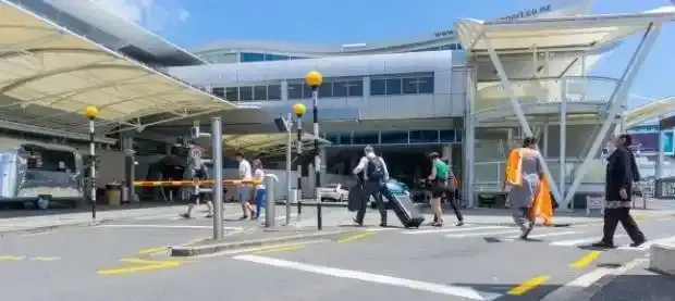 澳航一客机疑似起火发出紧急呼救信号 现已安全降落