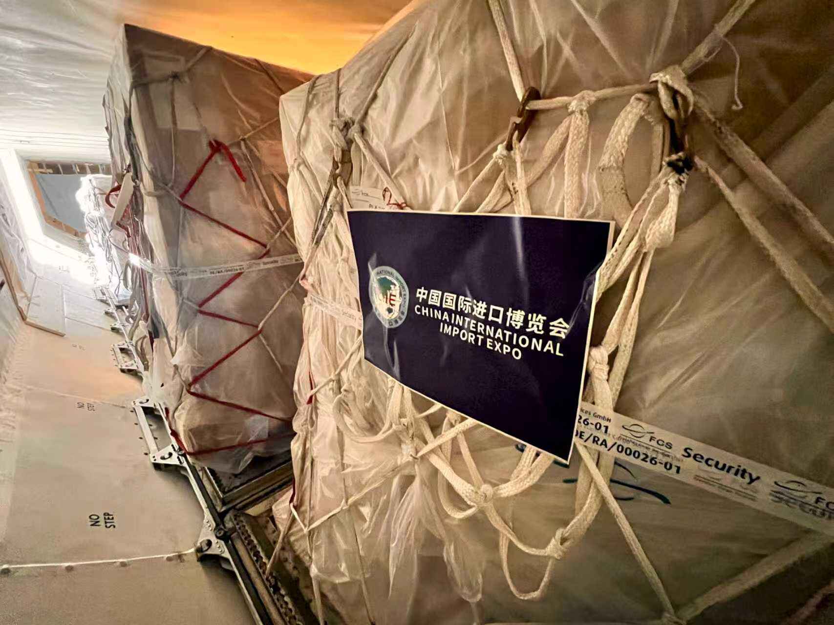 东航高效保障第八届进博会首票空运展品抵沪