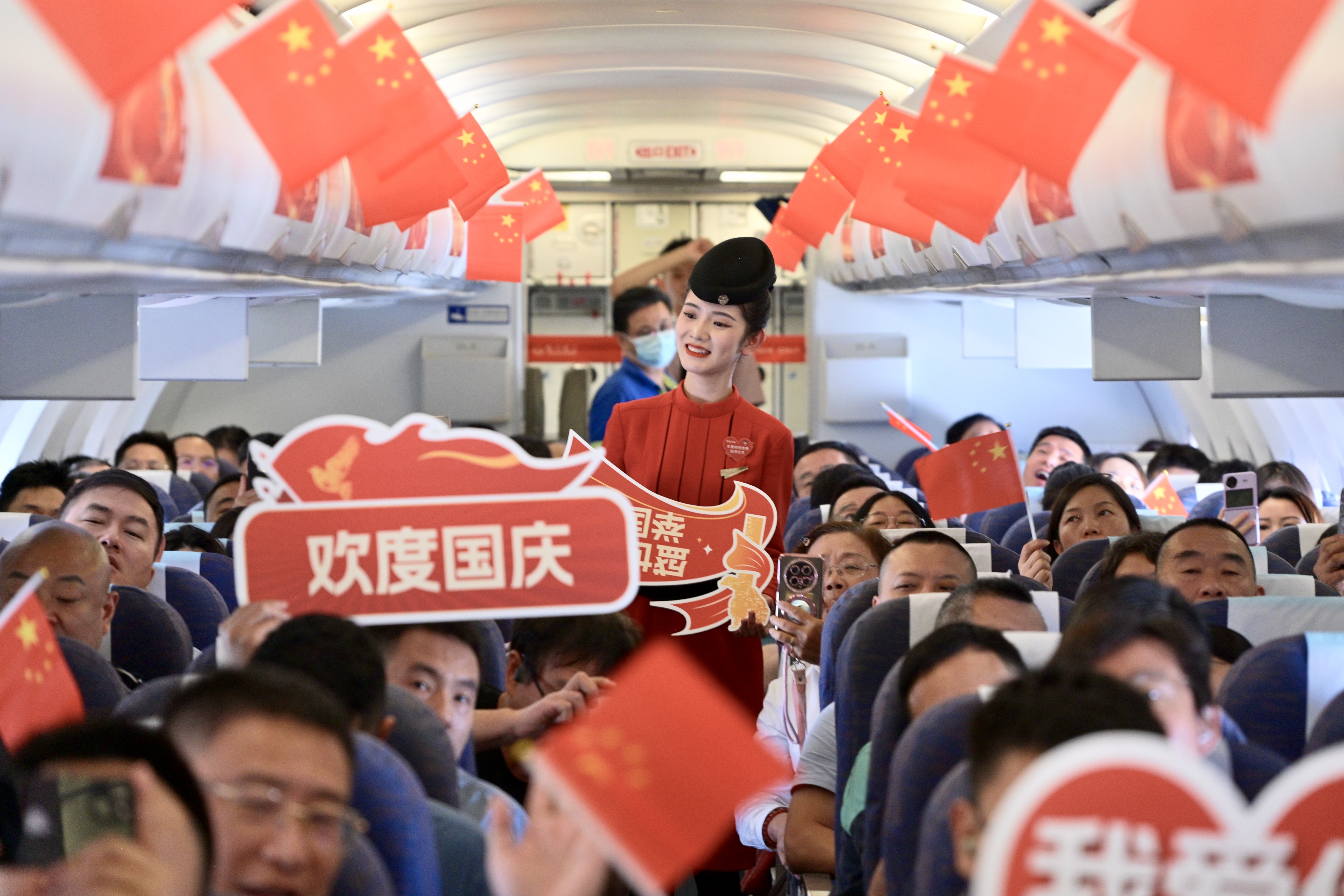 迎双节!川航在成都两机场投放近100架飞机 开展“中国心·川航情”主题空地活动