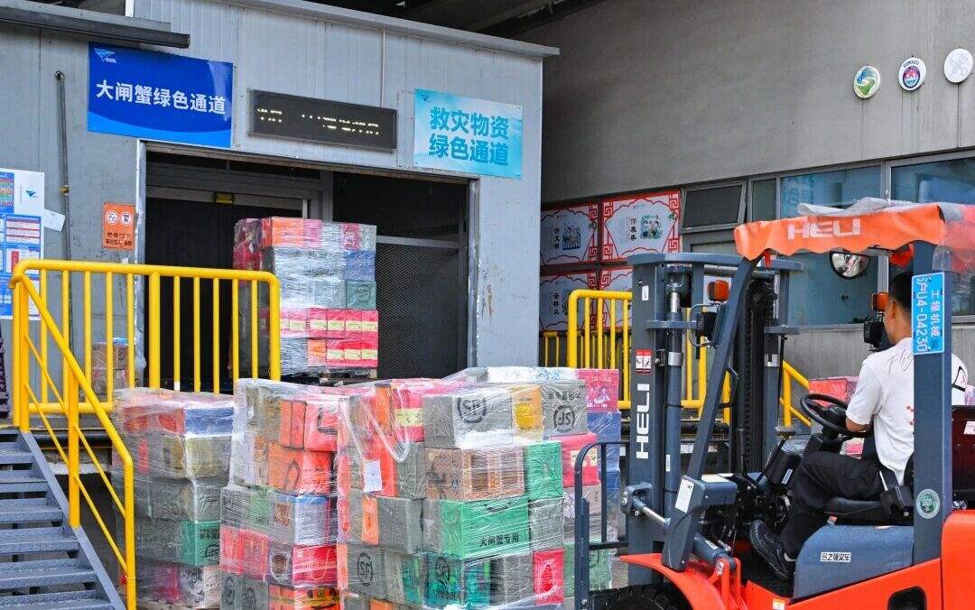 “蟹”逅金秋鲜达四方，上海机场保障大闸蟹高效运输