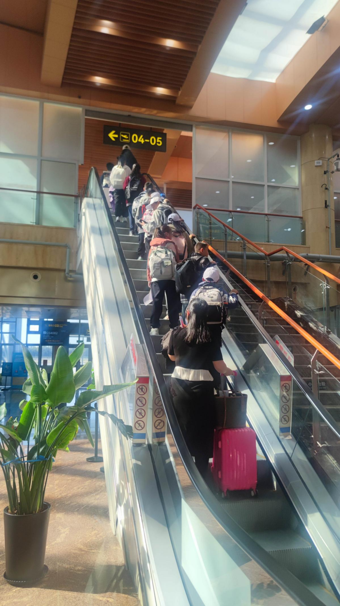 克拉玛依古海机场暖心保障中转童团