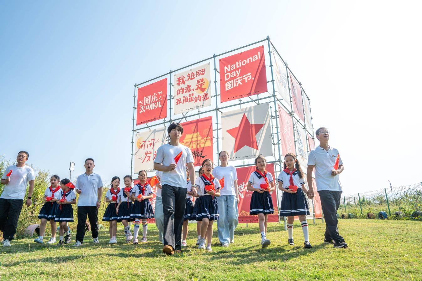 黄山机场联合奕棋镇、奕棋中心小学开展“双节同庆 奕棋相‘月’”主题活动