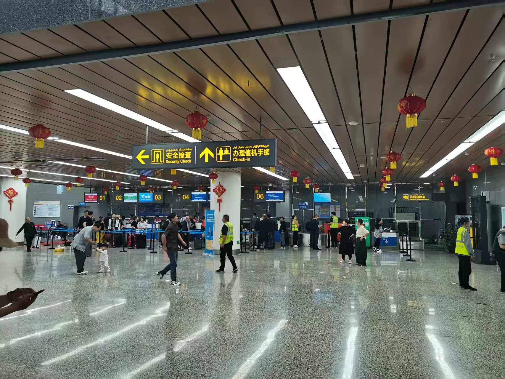 新疆机场集团克拉玛依古海机场张挂中国结 共贺十一  同盼美好新未来