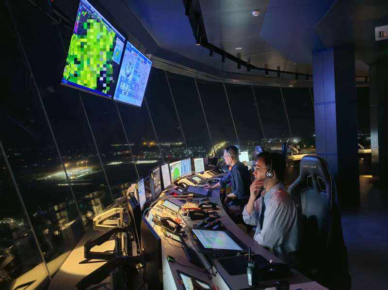 海口塔台管制室协同作战，全力迎战台风“麦德姆”