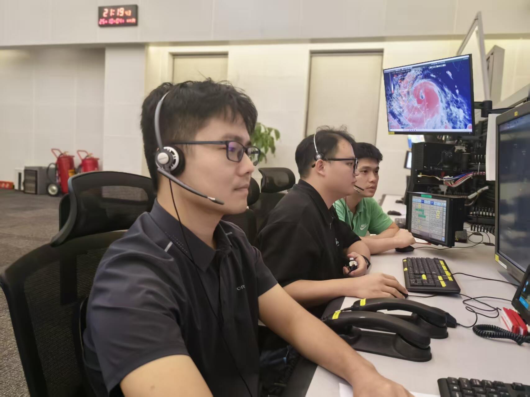 “麦德姆”来袭   三亚区管守护航班安全