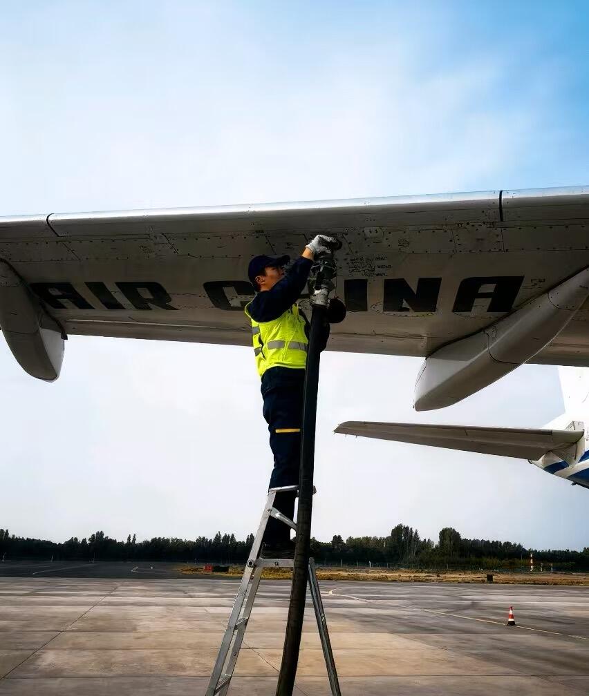 双节在岗保供油，新疆机场集团克拉玛依古海机场油料人筑牢航空动力“生命线”