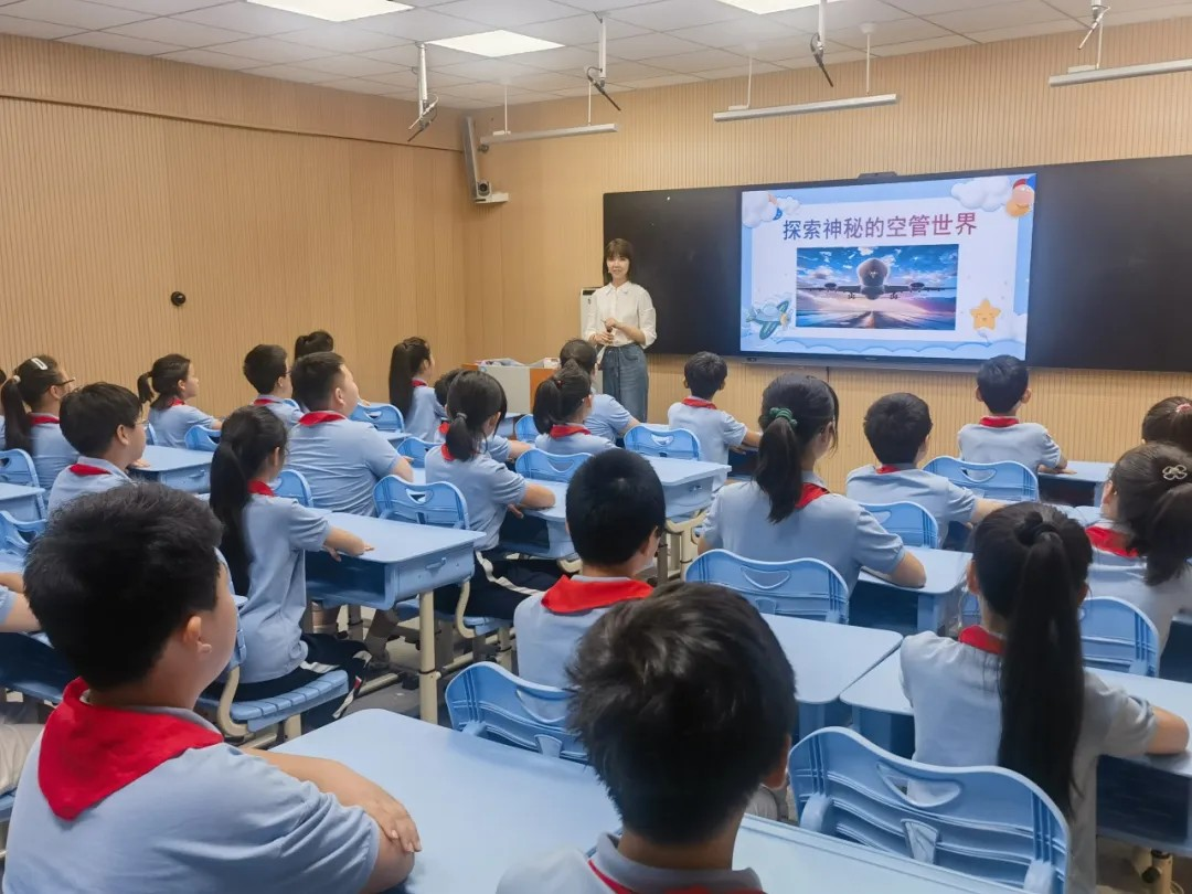 聚焦素养培育 筑牢责任意识——青岛空管站团委组织进校园开设空管课程