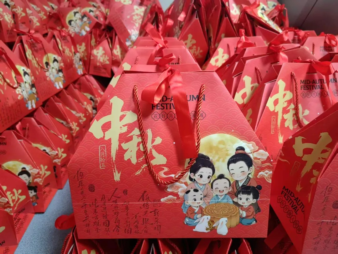 “双节”共飨美食 “饼”承传统文化——青岛空管站举办“庆国庆·迎中秋”大型美食节活动